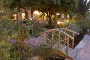 Historical Longhouse Garden Rooms | Free WiFi, wheelchair access