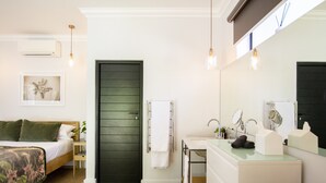 Habitació de luxe, zona enjardinada | Bany | Dutxa, articles de tocador de disseny i assecador de cabells 