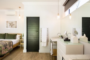 奢华客房, 花园 | 浴室 | 淋浴设施、名牌洗护用品、吹风机、毛巾