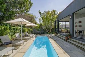 Piscine extérieure, parasols de plage, chaises longues