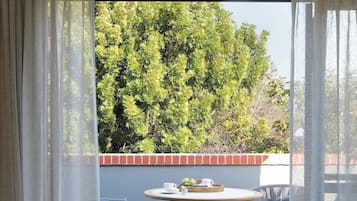 Minibar, caja de seguridad en la habitación y decoración personalizada