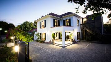 Fachada de la propiedad por la tarde o noche