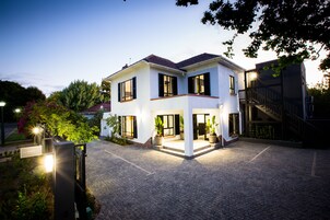 住宿正面 - 傍晚/夜晚