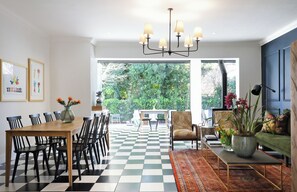 32-英寸液晶电视 (配备卫星频道)、电视