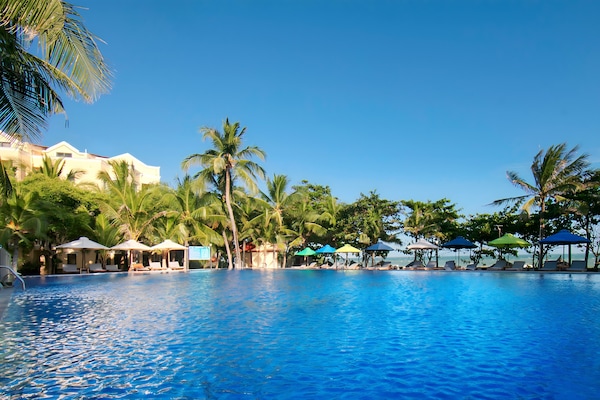 2 hồ bơi ngoài trời, hồ bơi vô cực, dù/ô trên bãi biển/hồ bơi