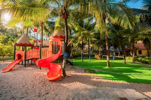 Khu vui chơi trẻ em - ngoài trời