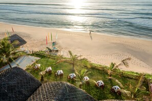 Pantai persendirian, pasir putih, payung, tuala pantai 