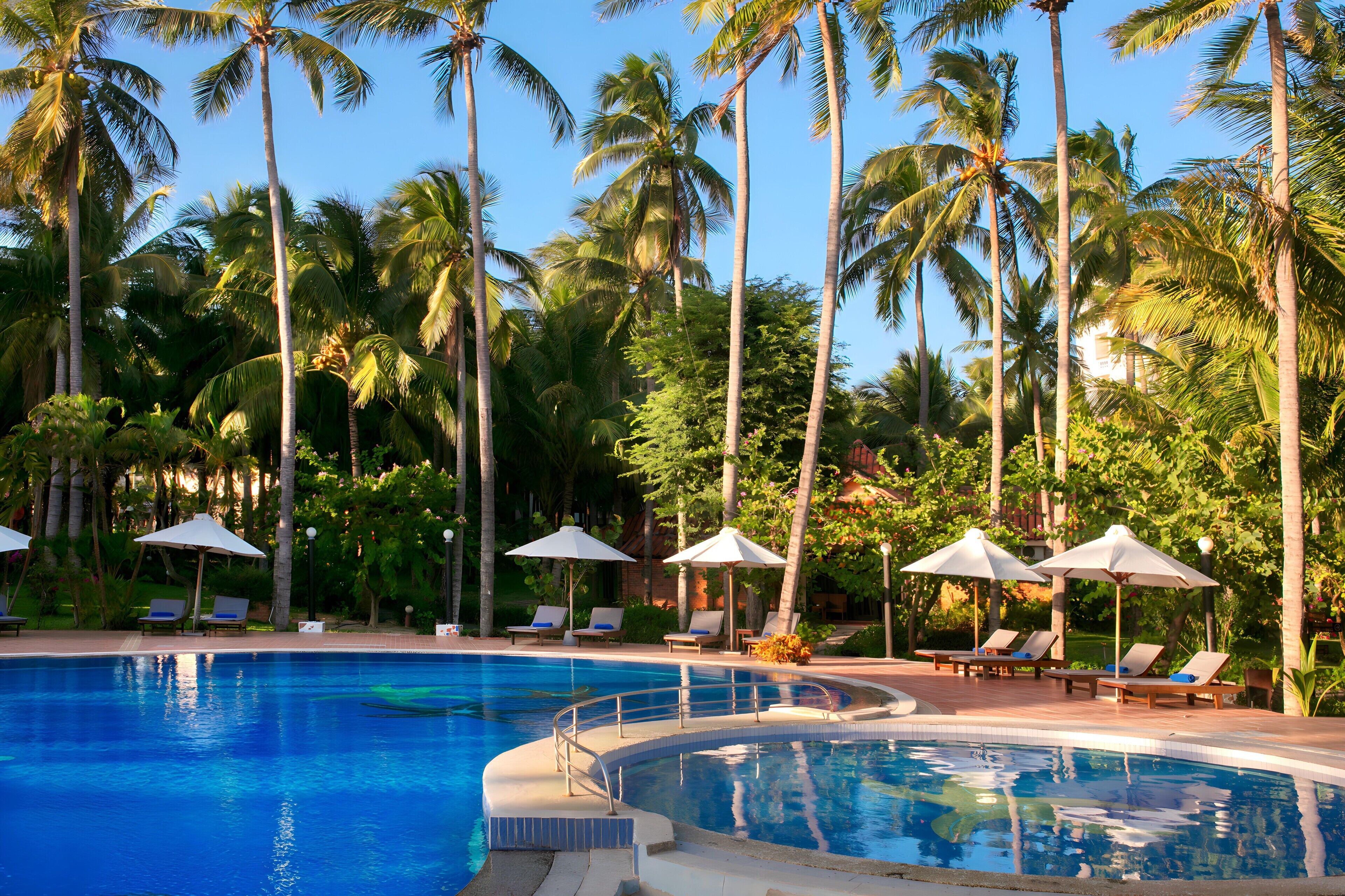 2 udendørs pools, infinity-pool, parasoller, liggestole