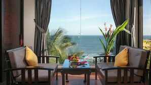 Dobbelt- eller tomannsrom – deluxe, ved strandkanten | Terrasse/patio