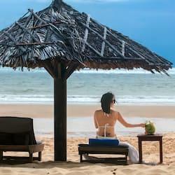 Plage privée, sable blanc, parasols, serviettes de plage