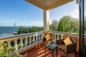 Dobbelt- eller tomannsrom – deluxe, ved strandkanten | Utsikt mot strand/hav