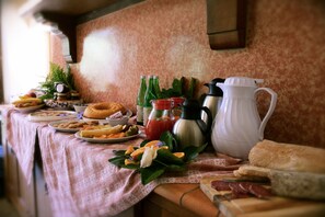 Free daily buffet breakfast  - Agriturismo Casa Brunori (Foligno)