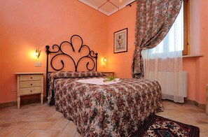 クラシック ダブルルーム ダブルベッド 1 台 | 高級寝具、羽毛の掛け布団、デスク、防音設備