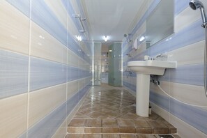 Dormitorio compartido, 1 cama individual grande (Male Only) | Baño | Regadera, secadora de cabello, toallas, shampoo 