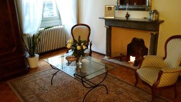 Suite Royal, varias habitaciones, baño en la habitación, piso ejecutivo | Sábanas italianas Frette, ropa de cama de alta calidad y edredón