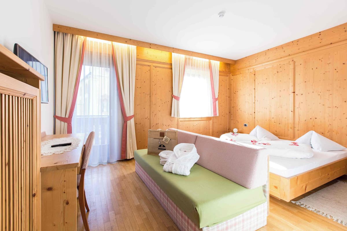 Superior driepersoonskamer, balkon | Luxe beddengoed, donzen dekbedden, een kluis op de kamer, een bureau