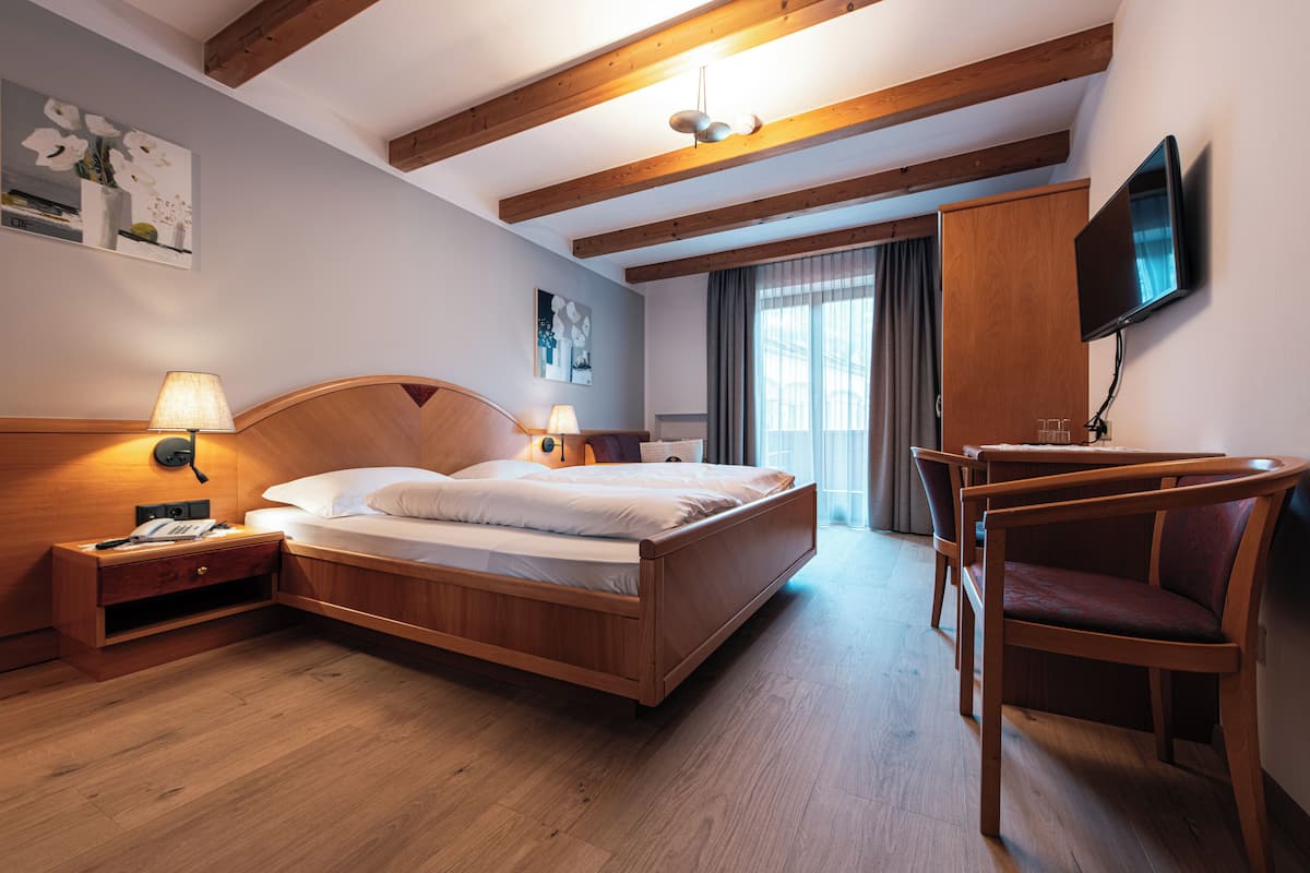 Standaard tweepersoonskamer | Luxe beddengoed, donzen dekbedden, een kluis op de kamer, een bureau