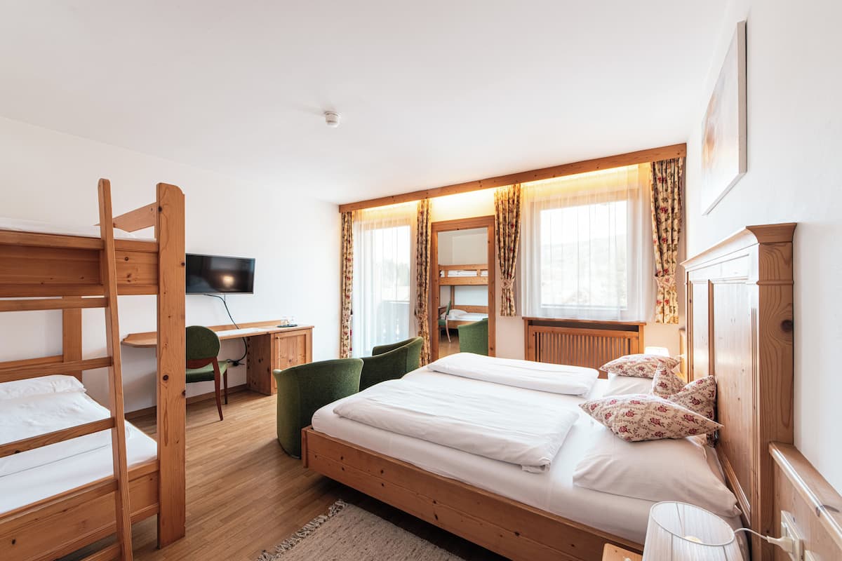 Standaard vierpersoonskamer, balkon | Luxe beddengoed, donzen dekbedden, een kluis op de kamer, een bureau