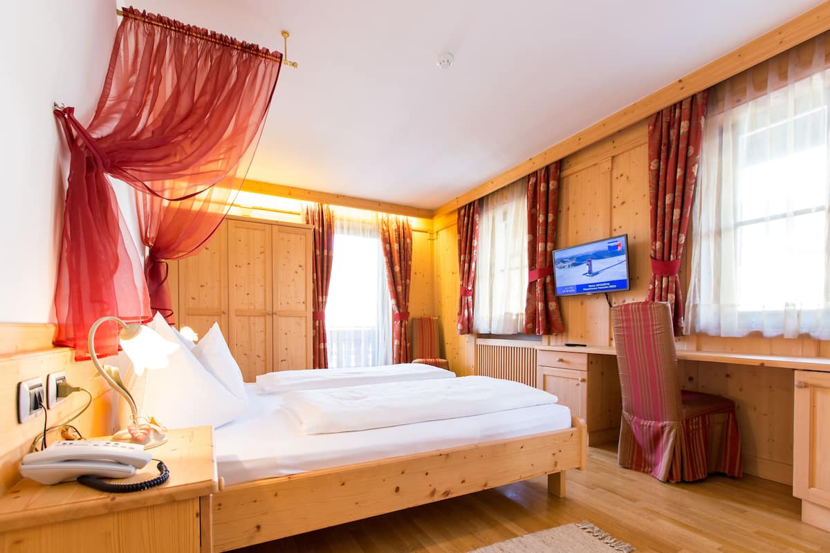 Superior tweepersoonskamer | Luxe beddengoed, donzen dekbedden, een kluis op de kamer, een bureau