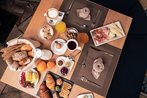 Free daily buffet breakfast