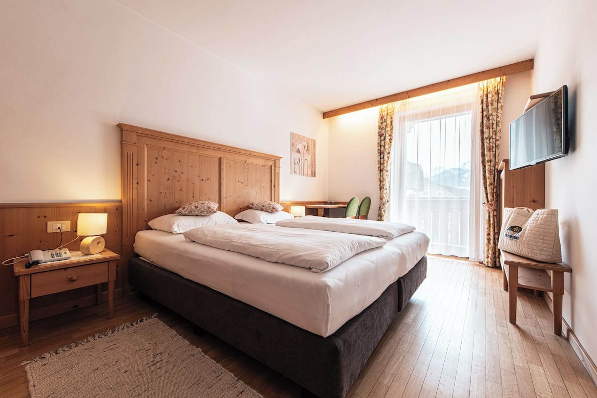 Standaard kamer, 1 twee- of 2 eenpersoonsbedden | Luxe beddengoed, donzen dekbedden, een kluis op de kamer, een bureau