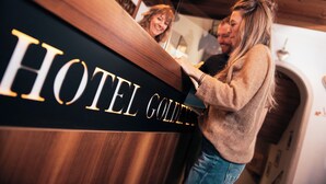 A reception desk with a sign reading "HOTEL GOLDEN". - Hotel Goldene Rose (Monguelfo)