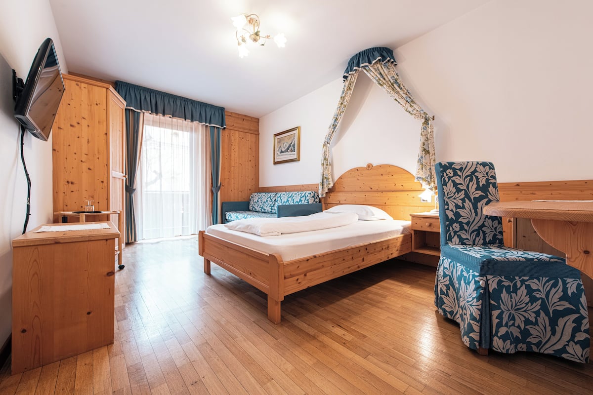 Standaard eenpersoonskamer | Luxe beddengoed, donzen dekbedden, een kluis op de kamer, een bureau