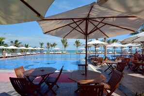 Poolside bar - Dessole Beach Resort Nha Trang (Cam Lam)