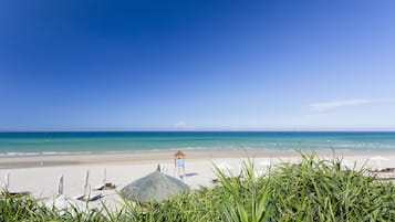 Privatstrand, Liegestühle, Sonnenschirme, Strandtücher