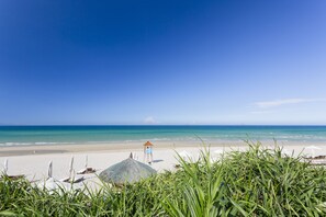 私人海灘、躺椅、遮陽傘、海灘浴巾