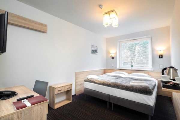 Meja, kalis bunyi, Wi-fi percuma, cadar katil