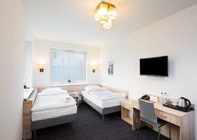 Desk, soundproofing, free WiFi, bed sheets