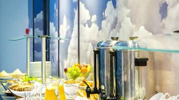 Desayuno buffet diario (PLN 45 por persona)