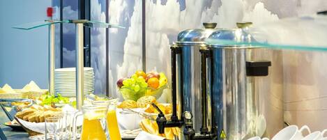 Daily buffet breakfast (PLN 45 per person)