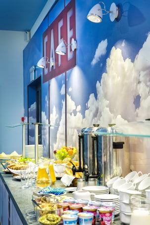 Daily buffet breakfast (PLN 45 per person)