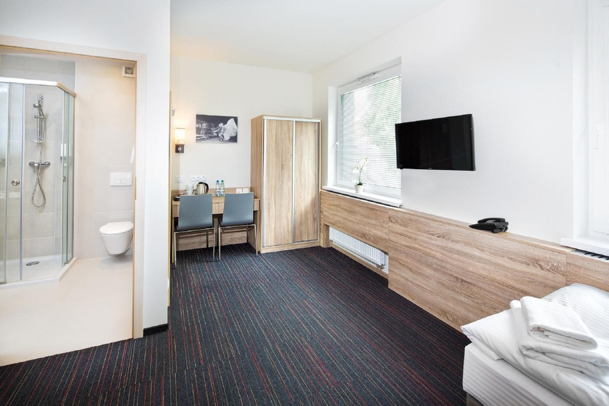 Desk, soundproofing, free WiFi, bed sheets
