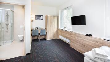 Escritorio, insonorización, wifi gratis y ropa de cama