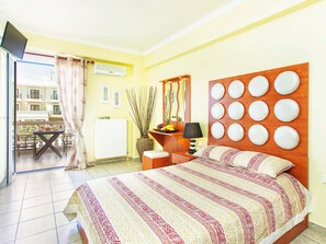 Kamar Double Standar, Bebas Asap Rokok, balkon | Area keluarga | Televisi LCD 19-inci dengan saluran TV satelit dan TV