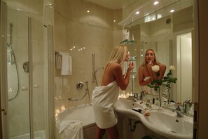 Amenidades de baño gratuitas, secadora de cabello, batas, pantuflas