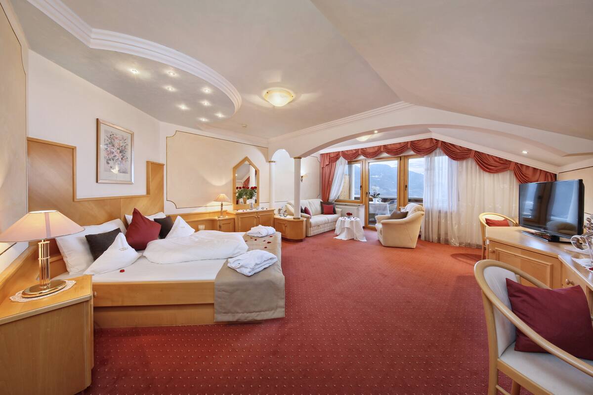 Minibar, in-room safe, desk, blackout curtains