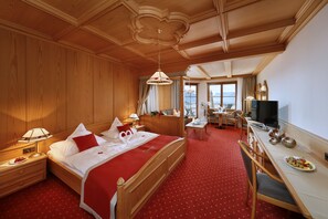 Een minibar, een kluis op de kamer, een bureau, een laptopwerkplek