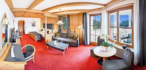 Suite – junior, balkong (Panoramic) | Minibar, safe på rommet, skrivebord og skrivebord for bærbar PC