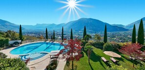 Innenpool, Außenpool (je nach Saison geöffnet), Sonnenschirme