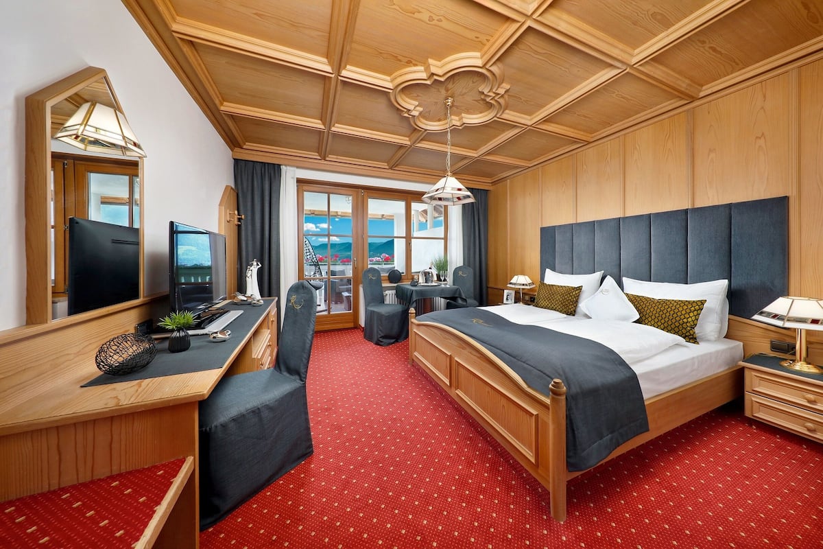 ميني بار وخزنة داخل الغرفة ومكتب ومساحة عمل للكمبيوتر المحمول