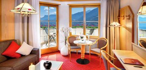 Junior-Suite, Balkon (Panoramic) | Minibar, Zimmersafe, Schreibtisch, laptopgeeigneter Arbeitsplatz