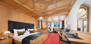 Minibar, safe på rommet, skrivebord og skrivebord for bærbar PC