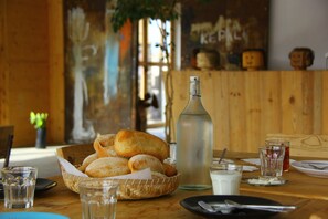 Free daily local cuisine breakfast - Aquiles Eco Hotel (São Vicente)