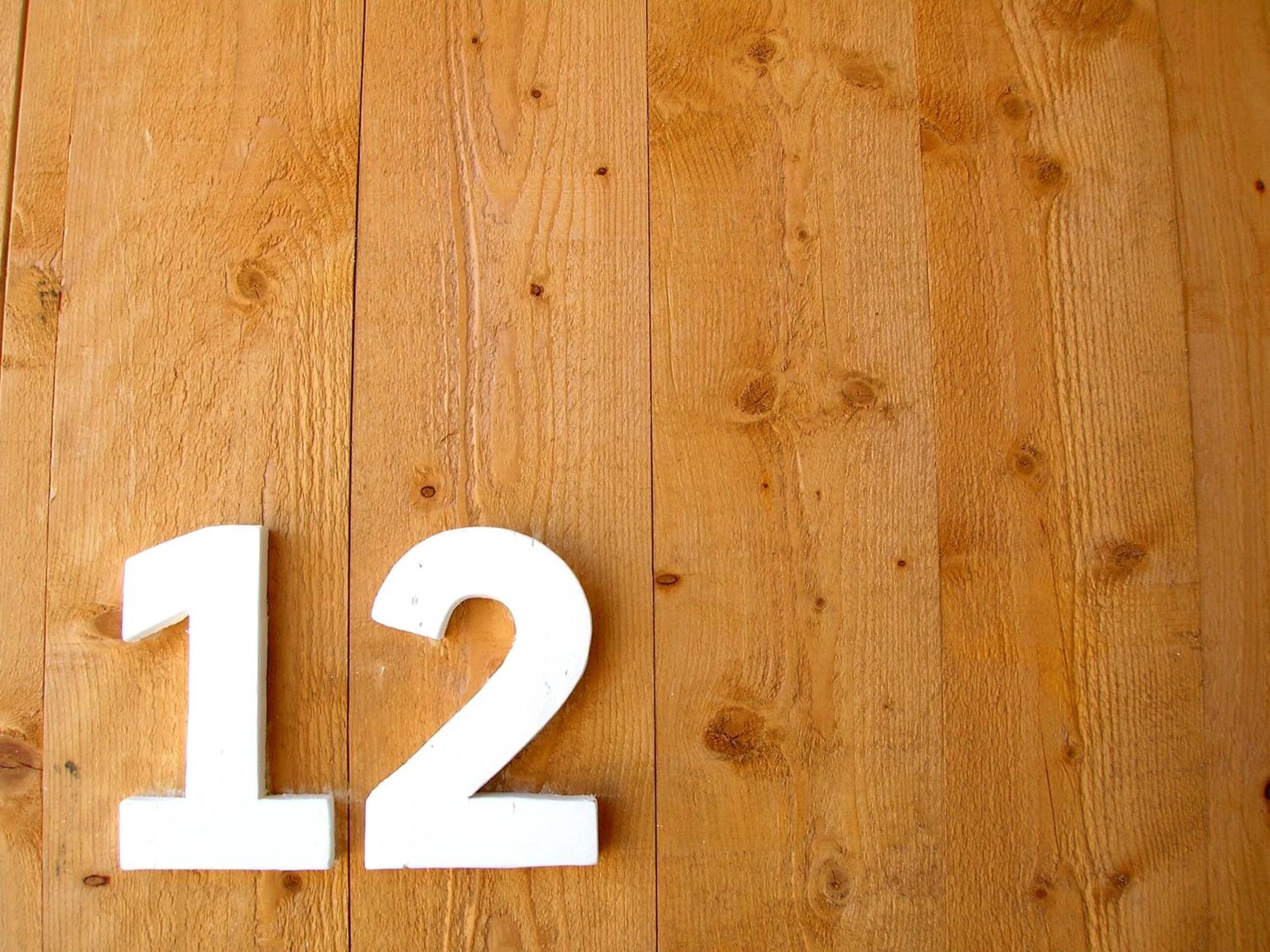 Une surface en bois portant le chiffre 12 en blanc.