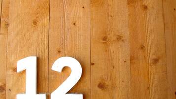 Une surface en bois portant le chiffre 12 en blanc.