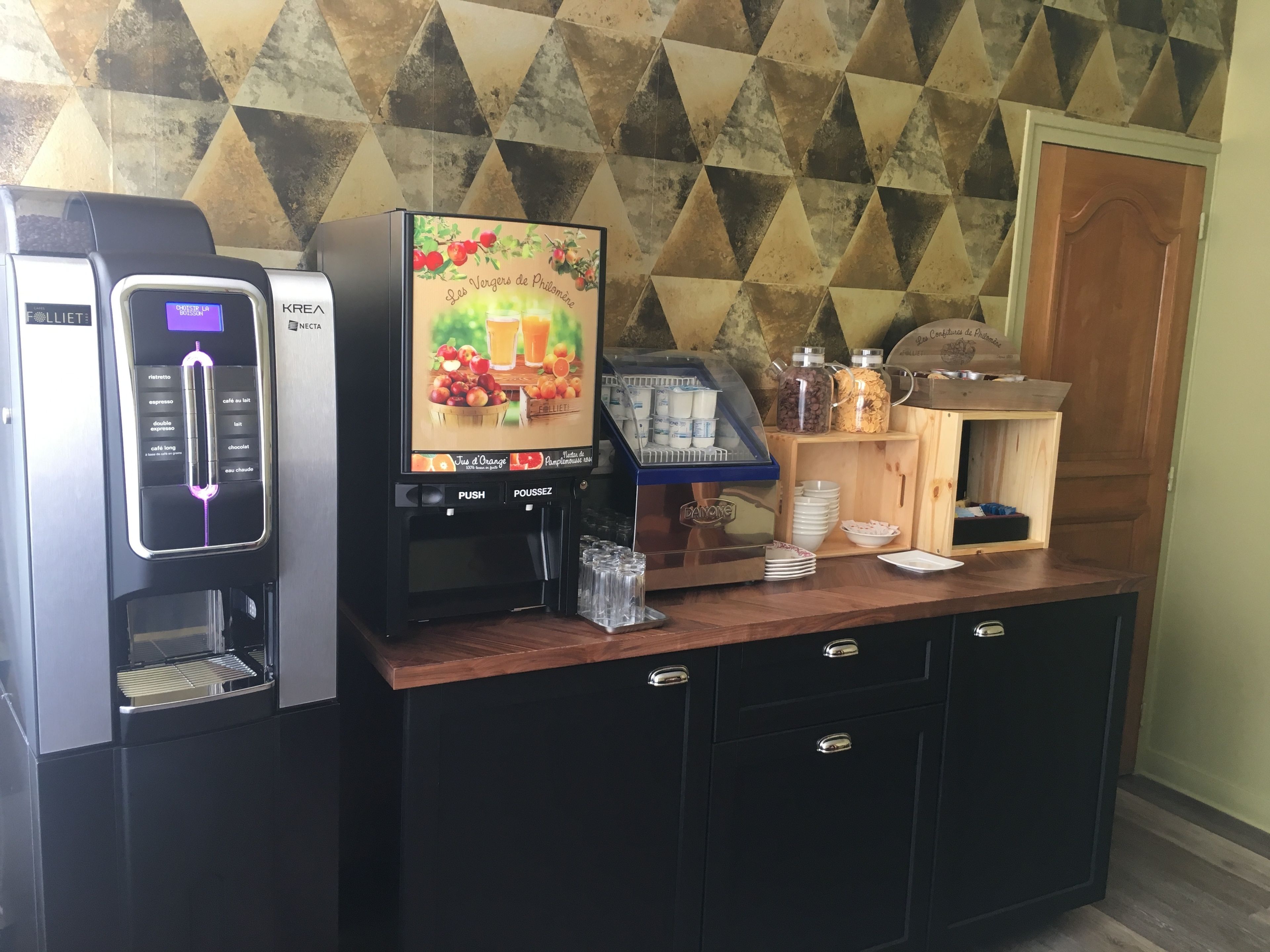 Daily continental breakfast (EUR 7.00 per person)